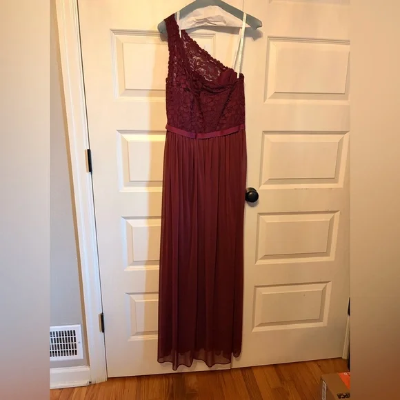 Elegant One-Shoulder Burgundy Lace Gown - Picture 2 of 3